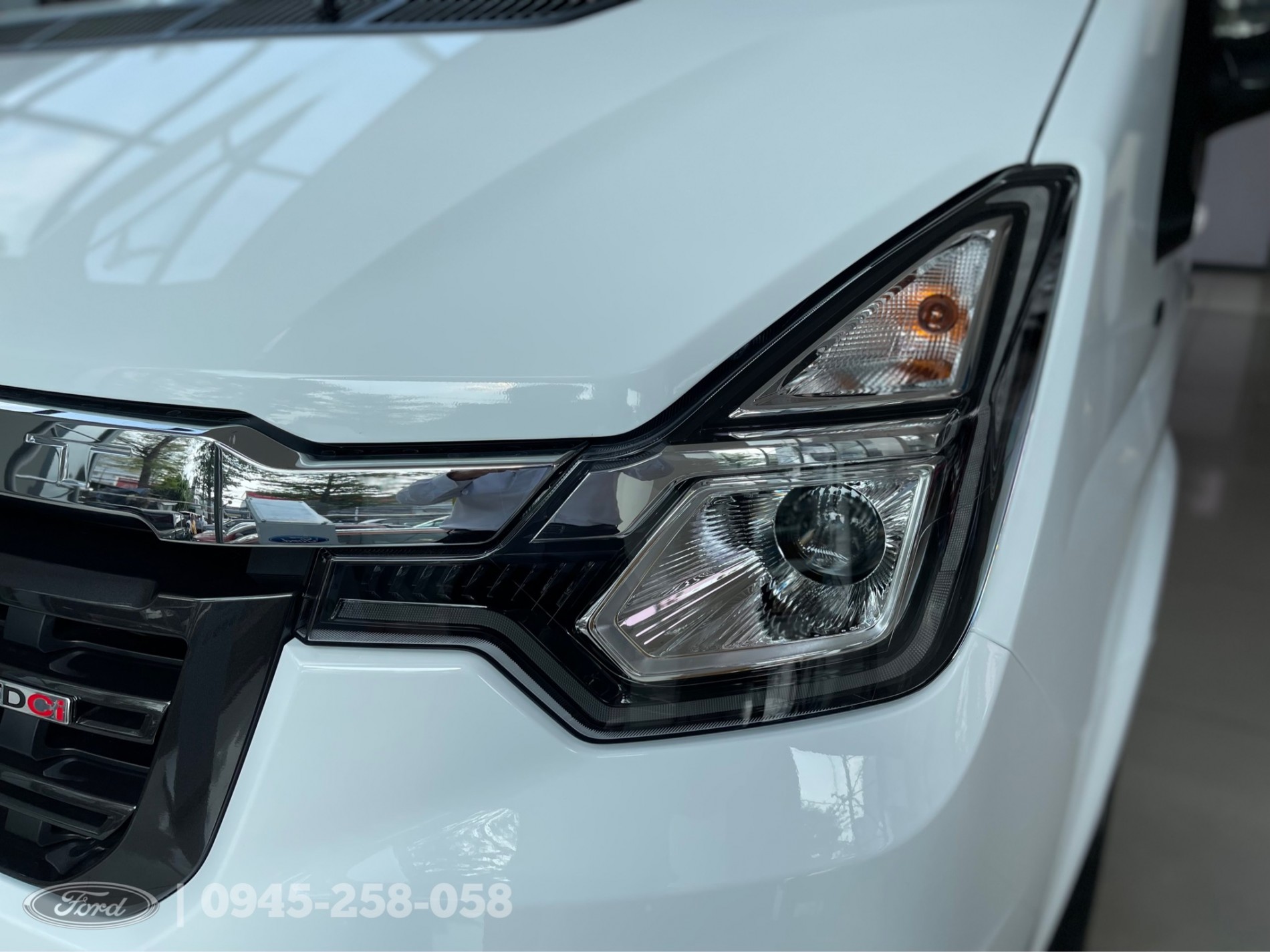 gia_xe_ford_transit_2023_moi_nhat_1