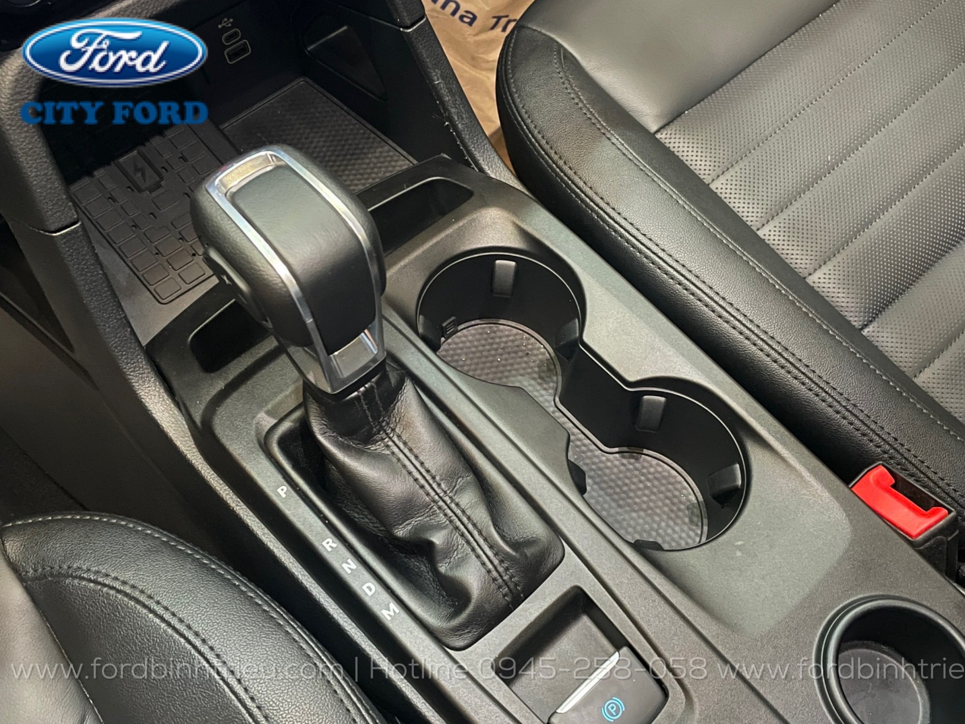 ford_everest_sport_2023_noi_that_2
