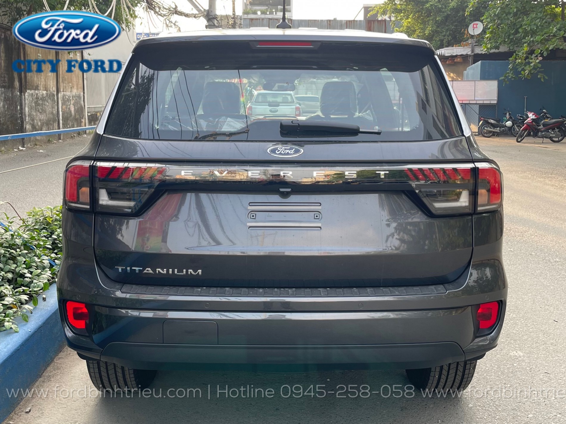 ford_everest_titanium_1_cau_2024_4x2_at_ngoai_that_7