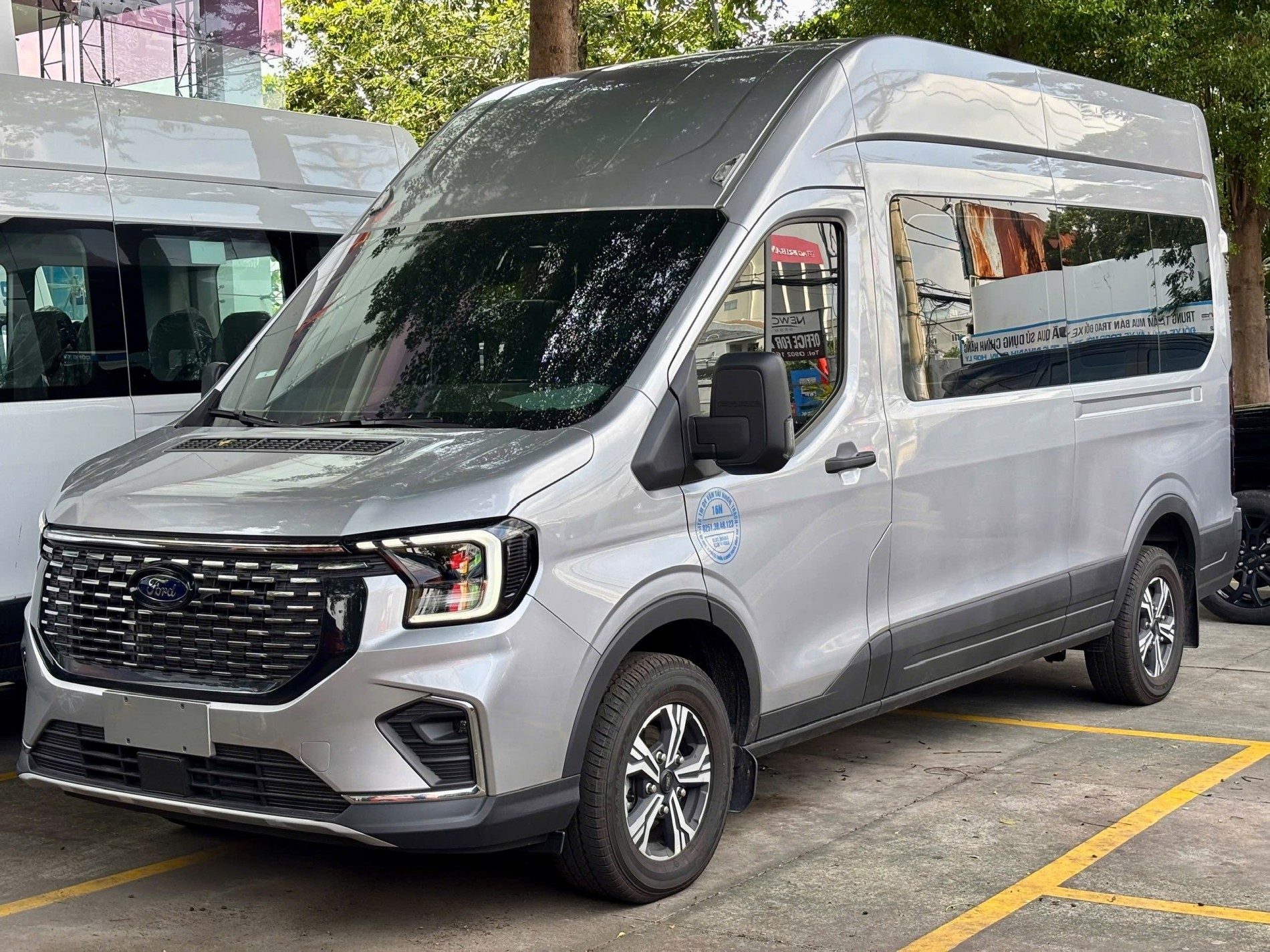 xe_cu_ford_transit_2025_sieu_luot_-_xe_ford_cu_chinh_hang_1