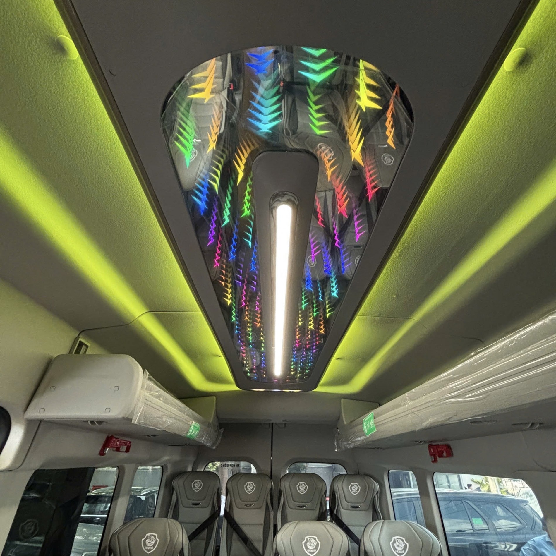 xe_cu_ford_transit_2025_sieu_luot_-_xe_ford_cu_chinh_hang_3